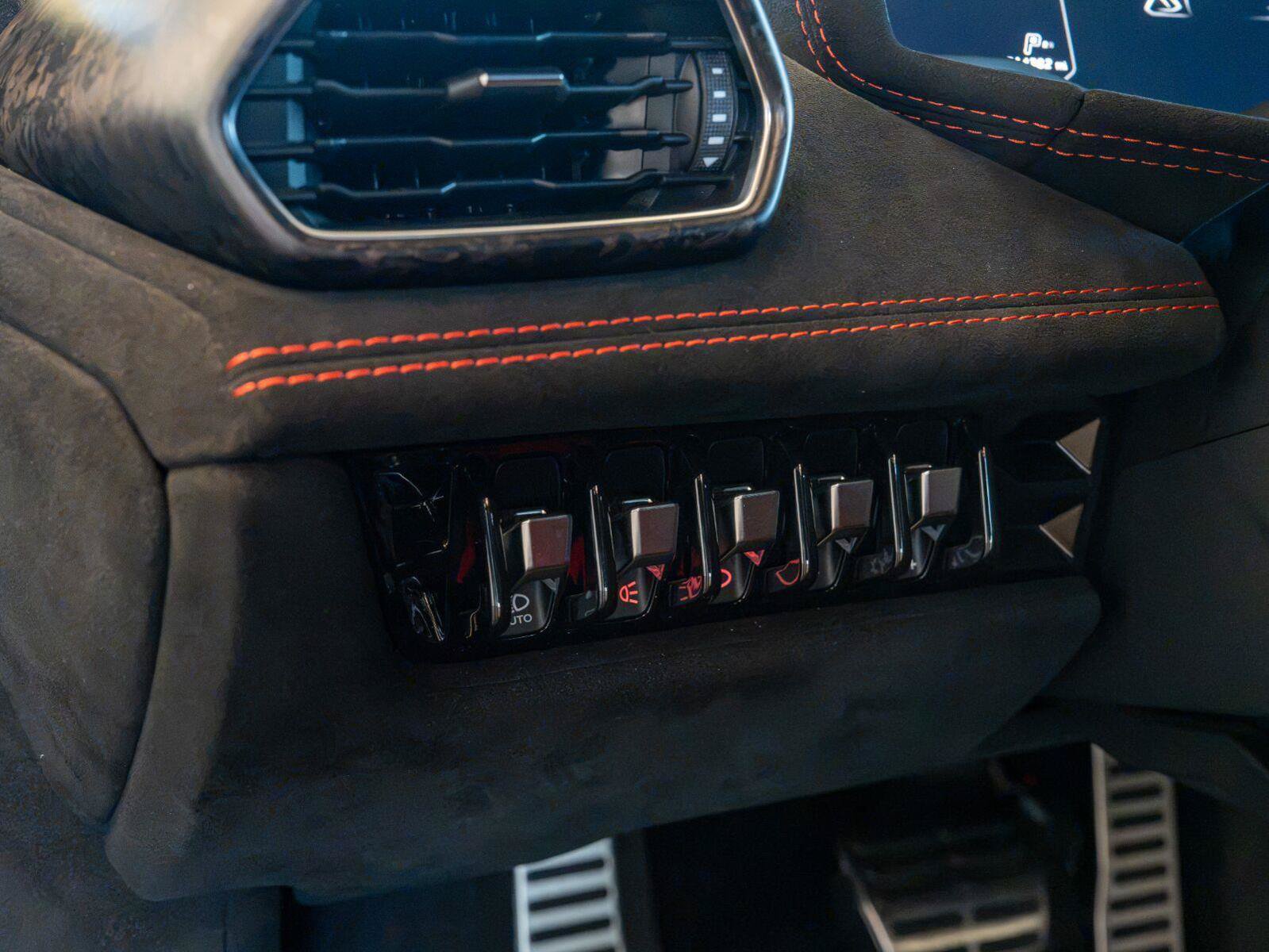 Used 2018 Lamborghini Huracan Performante AWD/4WD image 51
