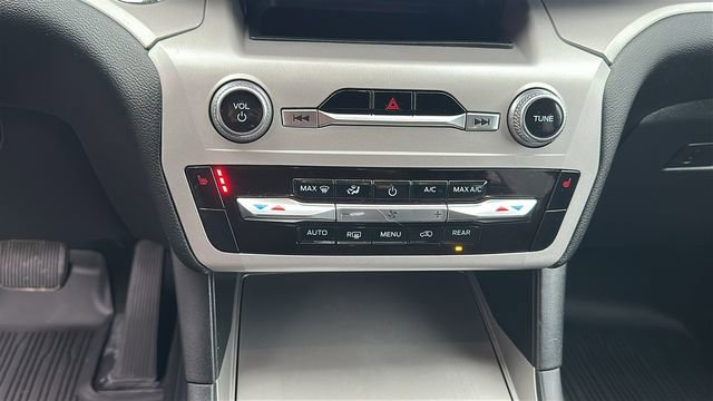 Used 2023 Ford Explorer XLT AWD/4WD image 12