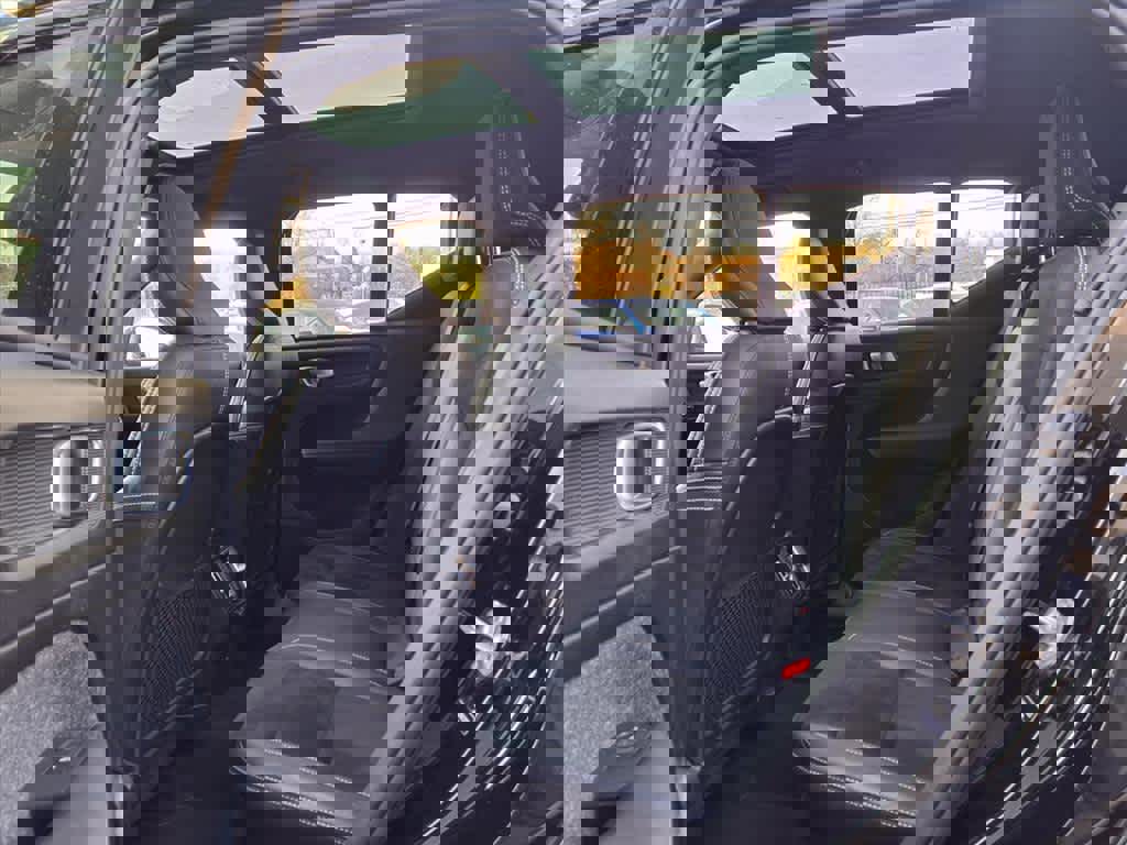 Used 2019 Volvo XC40 T5 R-Design image 16