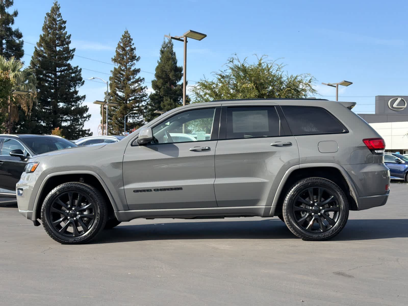 Used 2020 Jeep Grand Cherokee Altitude AWD/4WD image 9