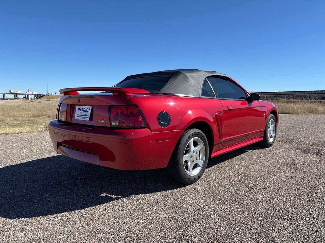 Used 2001 Ford Mustang Convertible RWD image 5