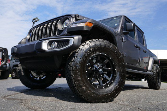 Used 2025 Jeep Gladiator Sport image 12