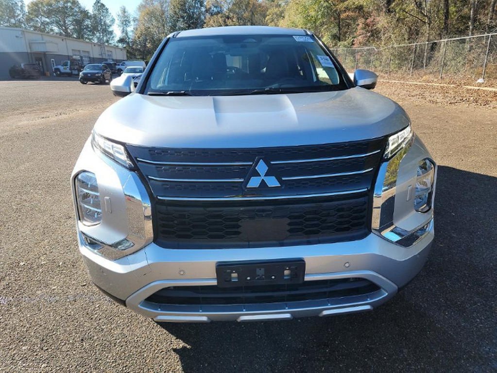 Used 2024 Mitsubishi Outlander SE image 2