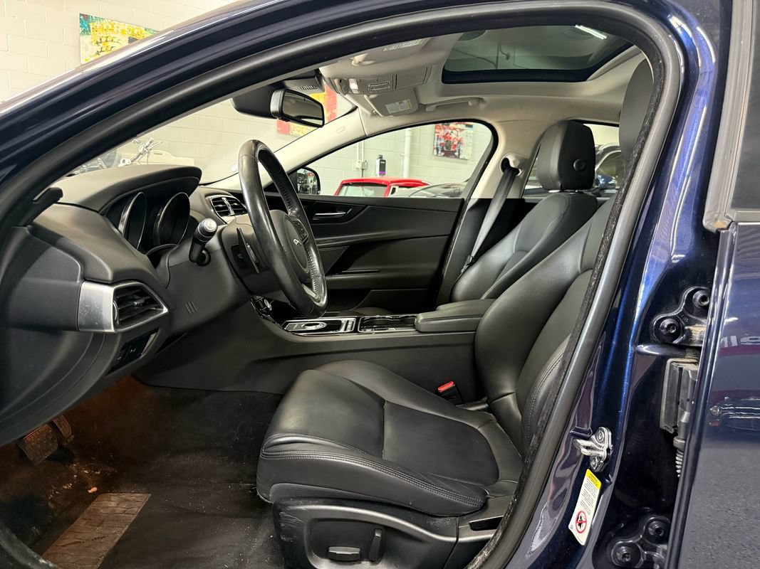 Used 2017 Jaguar XE Premium RWD image 11