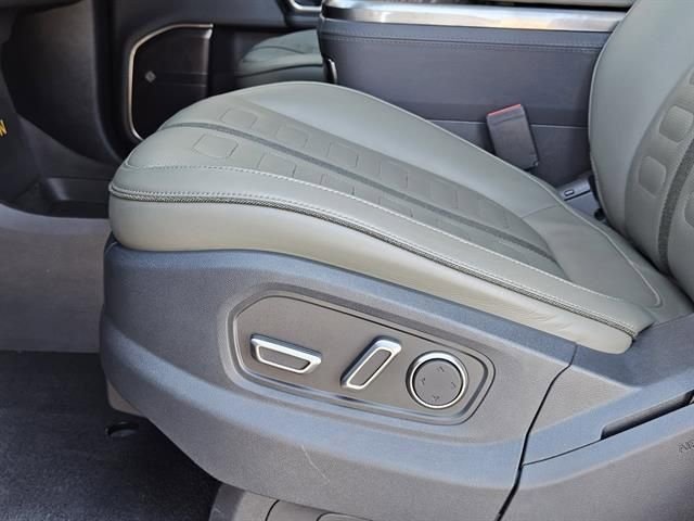 Used 2024 Rivian R1S Adventure image 16