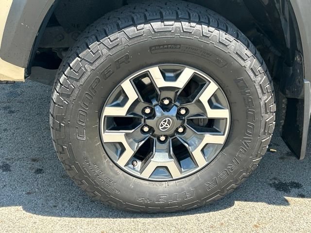 Used 2018 Toyota Tacoma TRD Off-Road w/ Technology Package AWD/4WD image 11