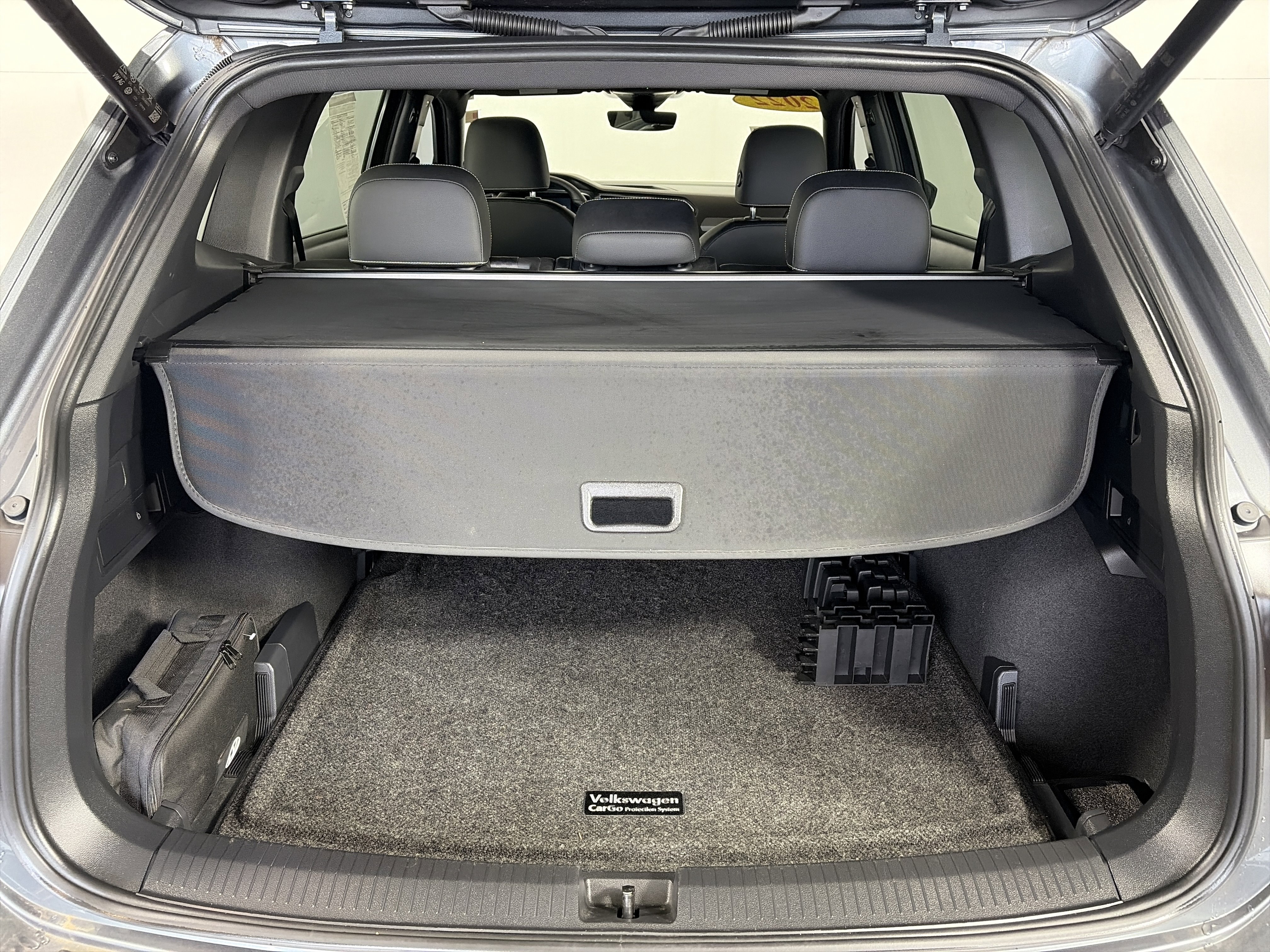 Used 2022 Volkswagen Tiguan SE R-Line image 14