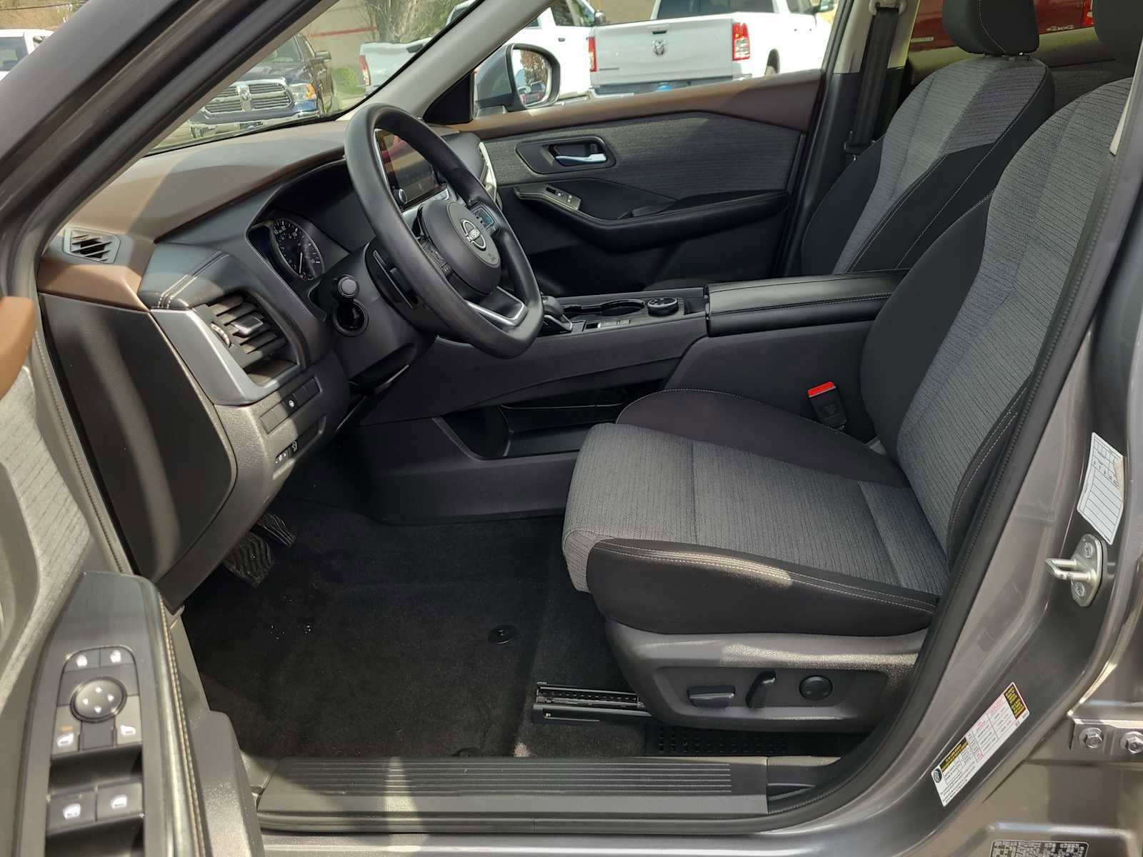 Used 2023 Nissan Rogue SV image 19