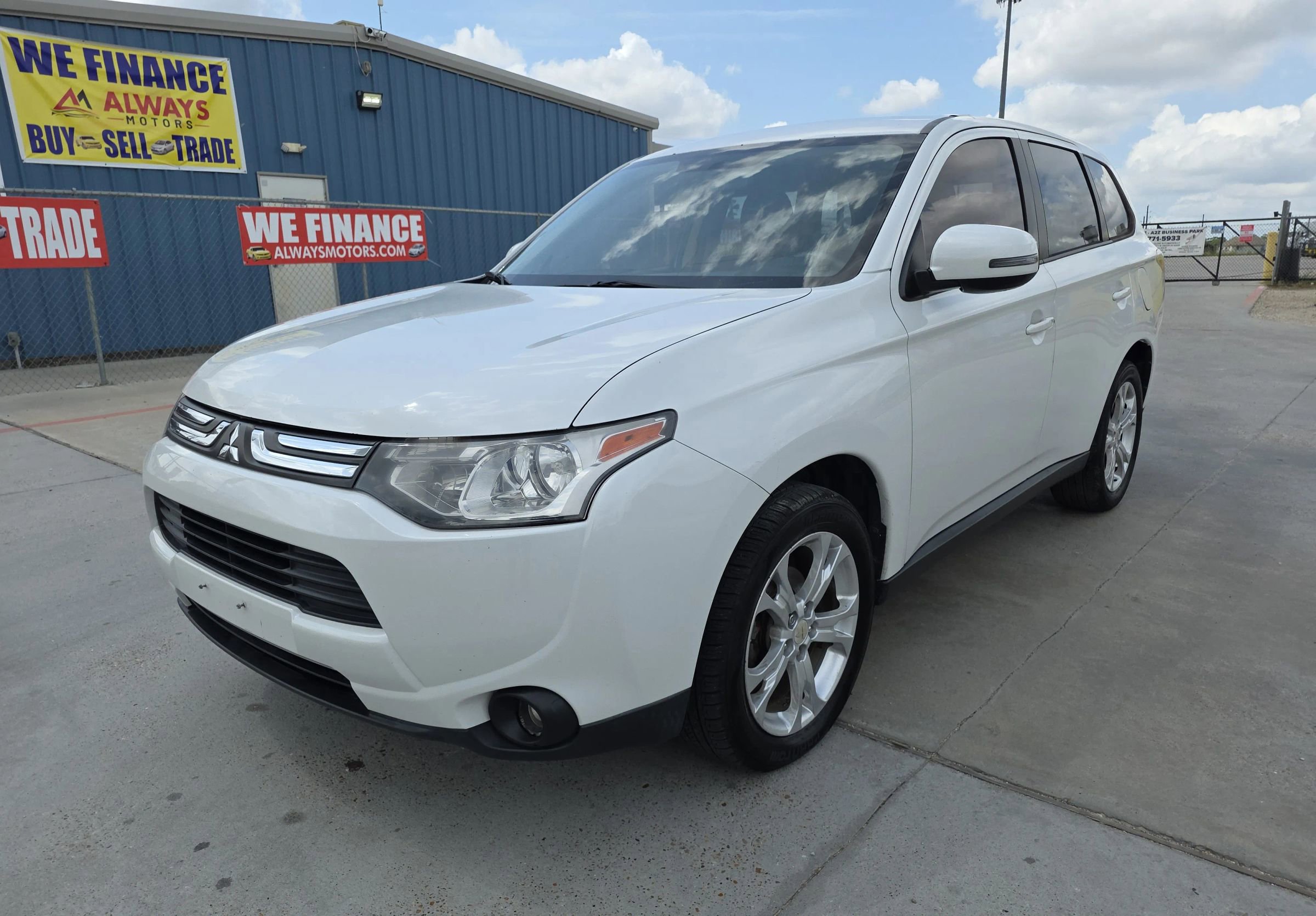 Used 2014 Mitsubishi Outlander SE image 3