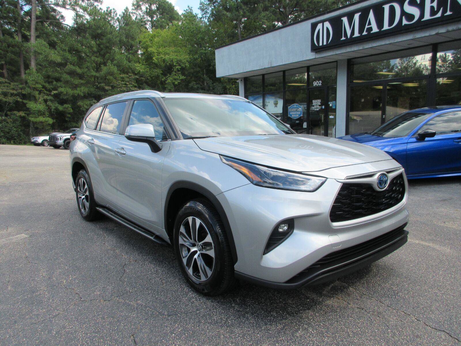 Used 2023 Toyota Highlander XLE FWD image 3