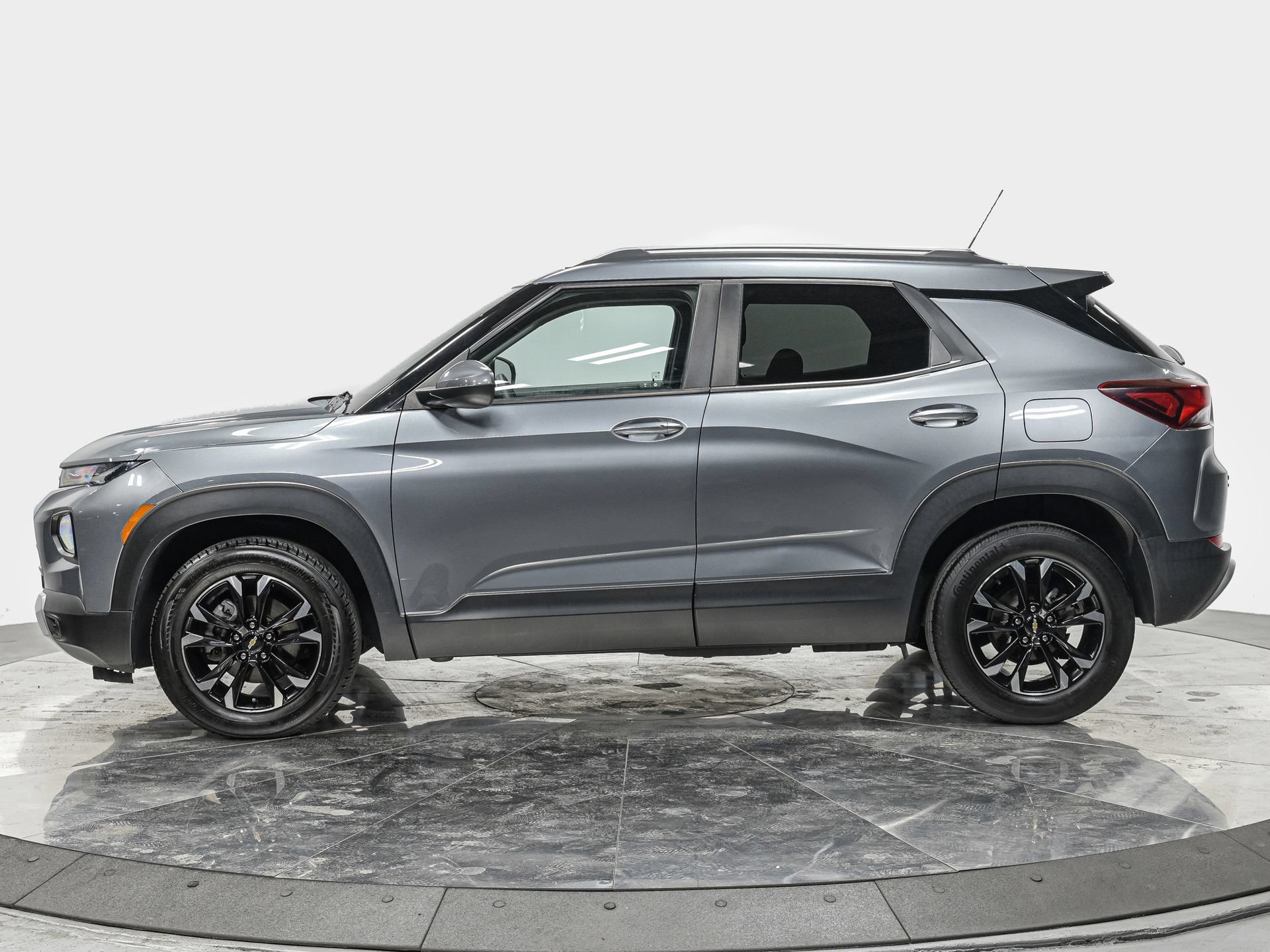 Used 2021 Chevrolet TrailBlazer LT AWD/4WD image 2