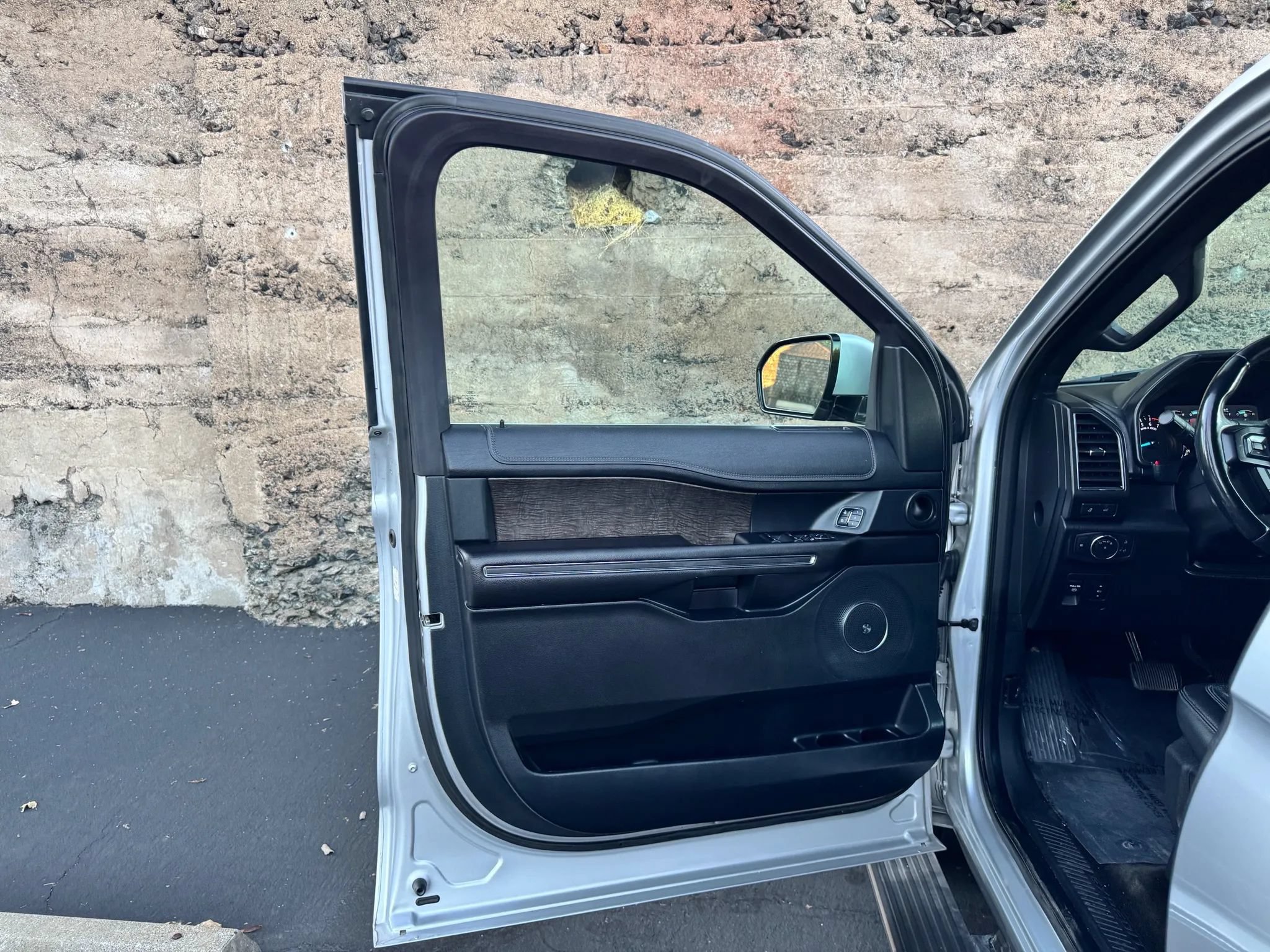 Used 2018 Ford Expedition Limited RWD image 12
