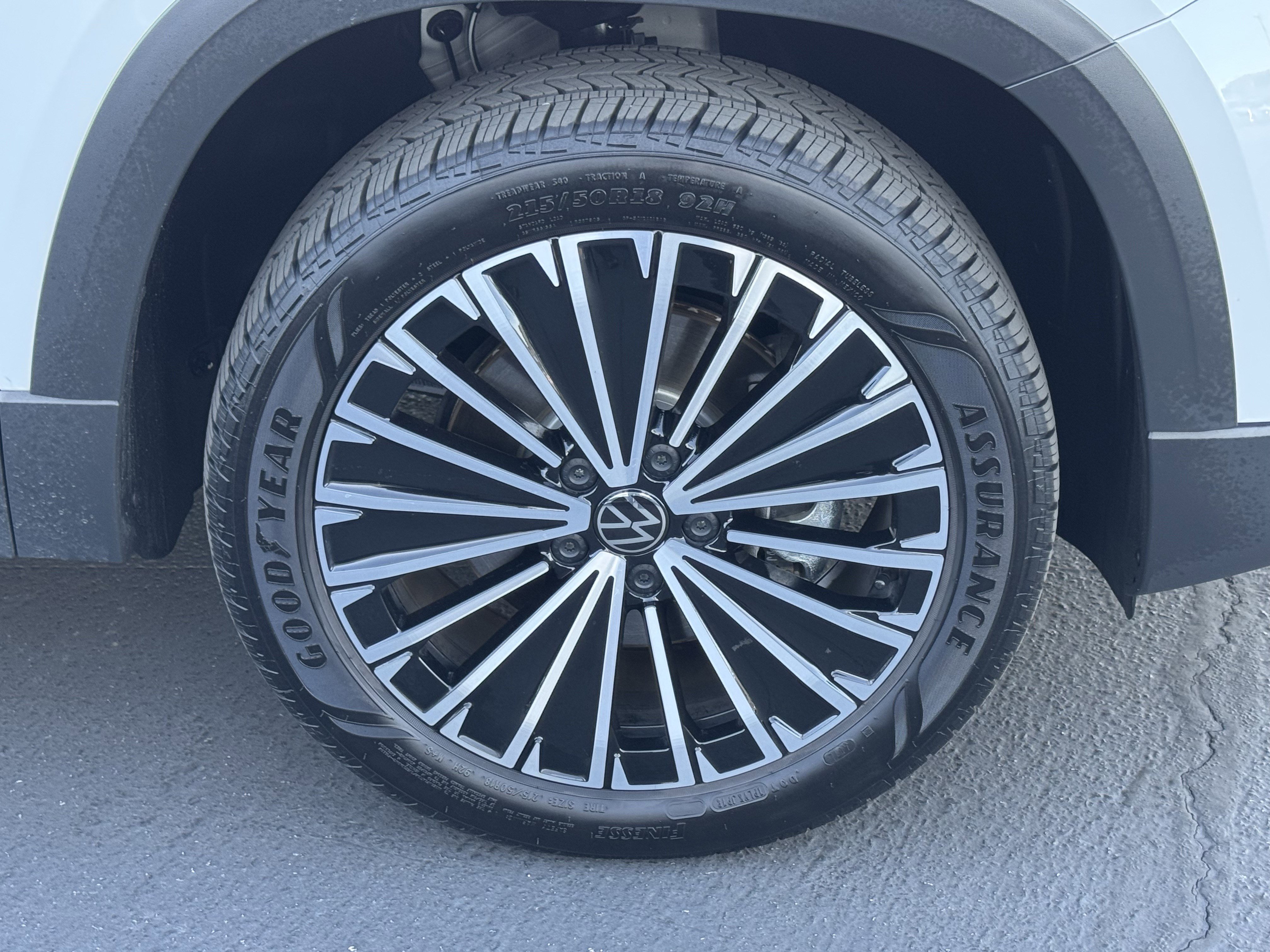 Certified 2025 Volkswagen Taos SE image 12