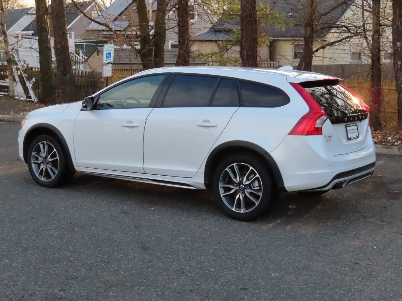 Used 2018 Volvo V60 T5 Cross Country w/ Convenience Package image 2