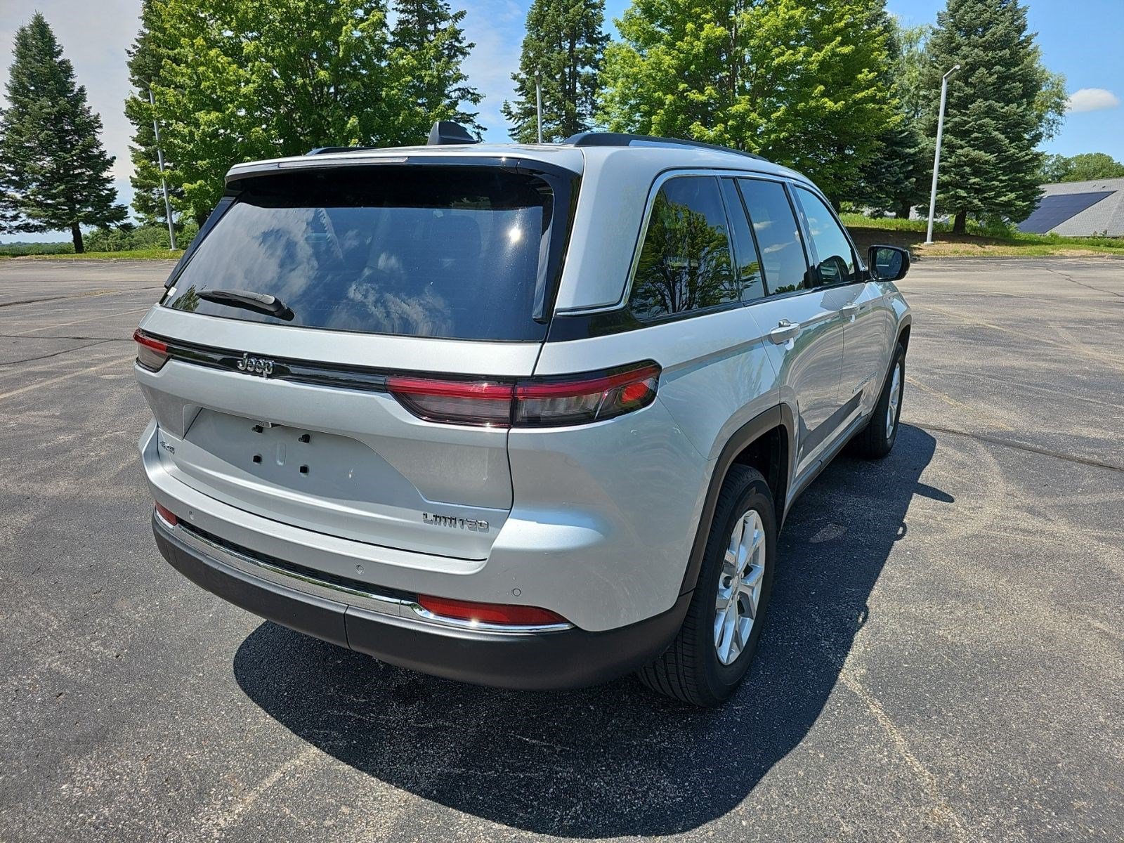 Used 2023 Jeep Grand Cherokee Limited w/ Trailer Tow Prep Group (B) AWD/4WD image 6