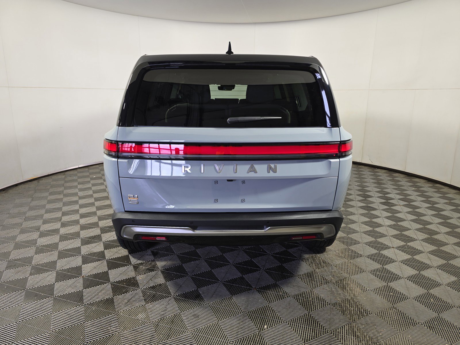 Used 2024 Rivian R1S Adventure AWD/4WD image 4