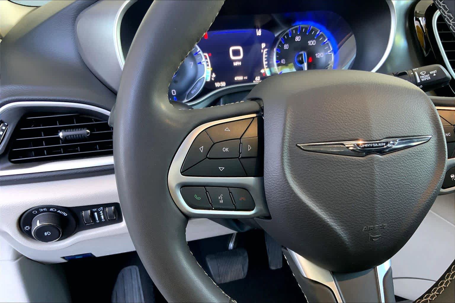 Used 2023 Chrysler Pacifica Touring-L FWD image 24