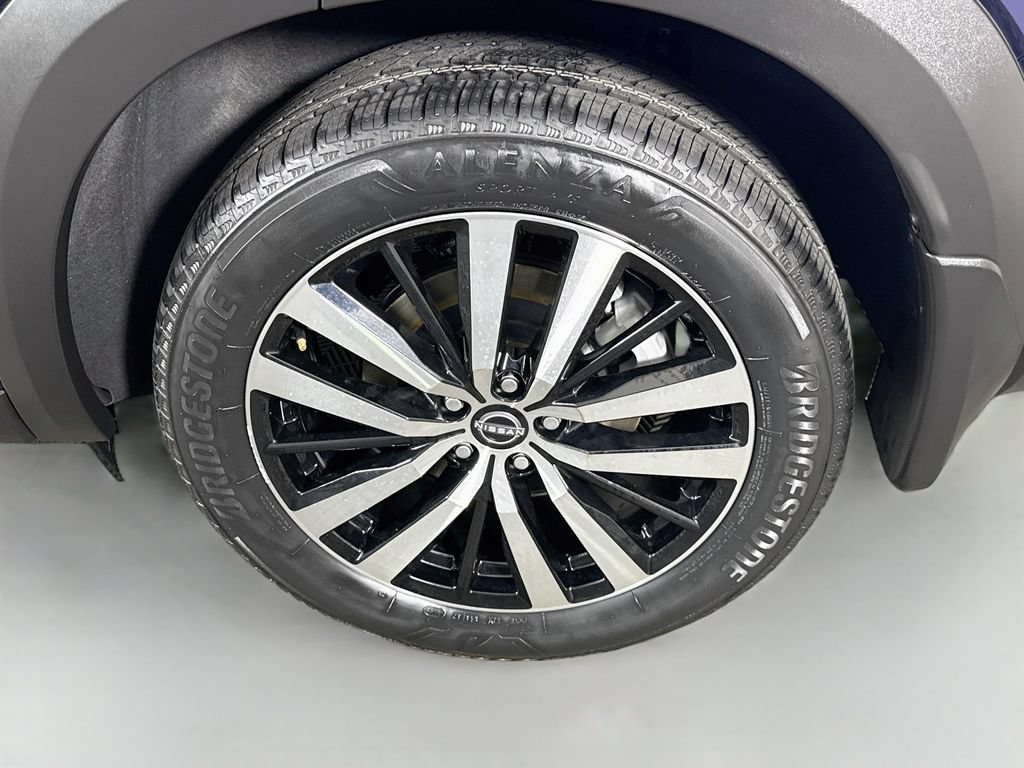 Certified 2024 Nissan Pathfinder Platinum w/ Black Appearance Package AWD/4WD image 38