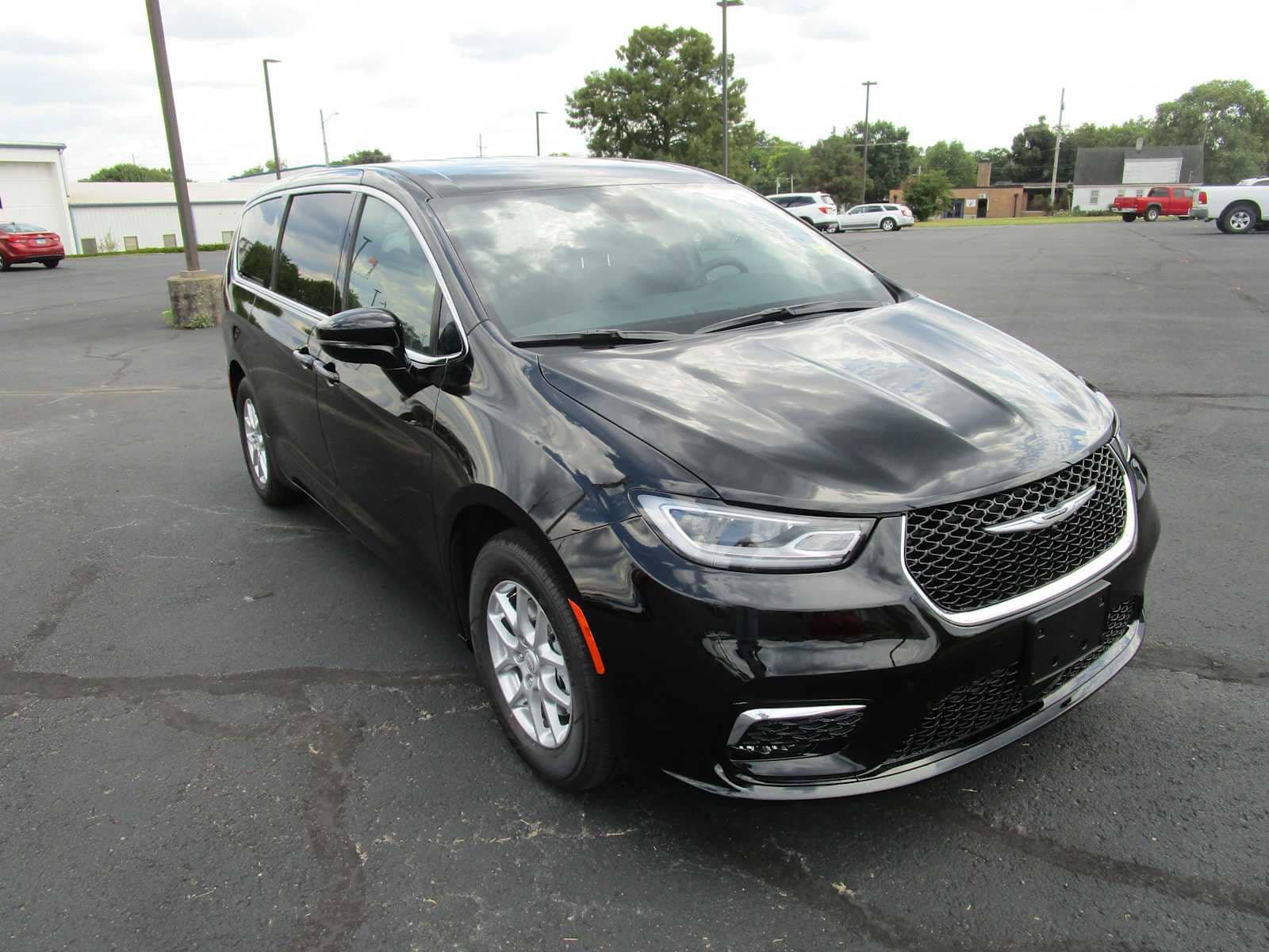 New 2026 Chrysler Pacifica Select FWD image 4