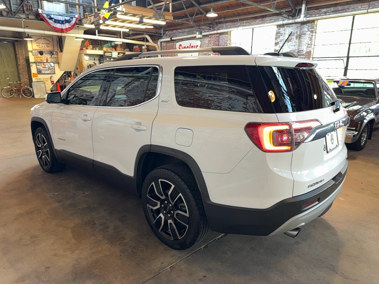 Used 2019 GMC Acadia SLT w/ LPO, Black Accent Package AWD/4WD image 5