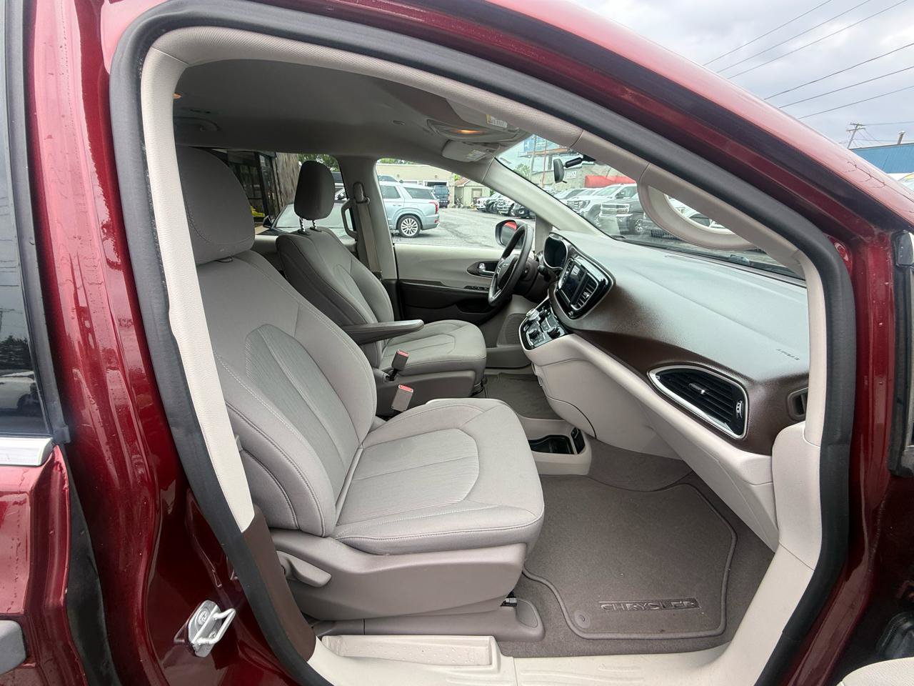 Used 2018 Chrysler Pacifica L FWD image 41