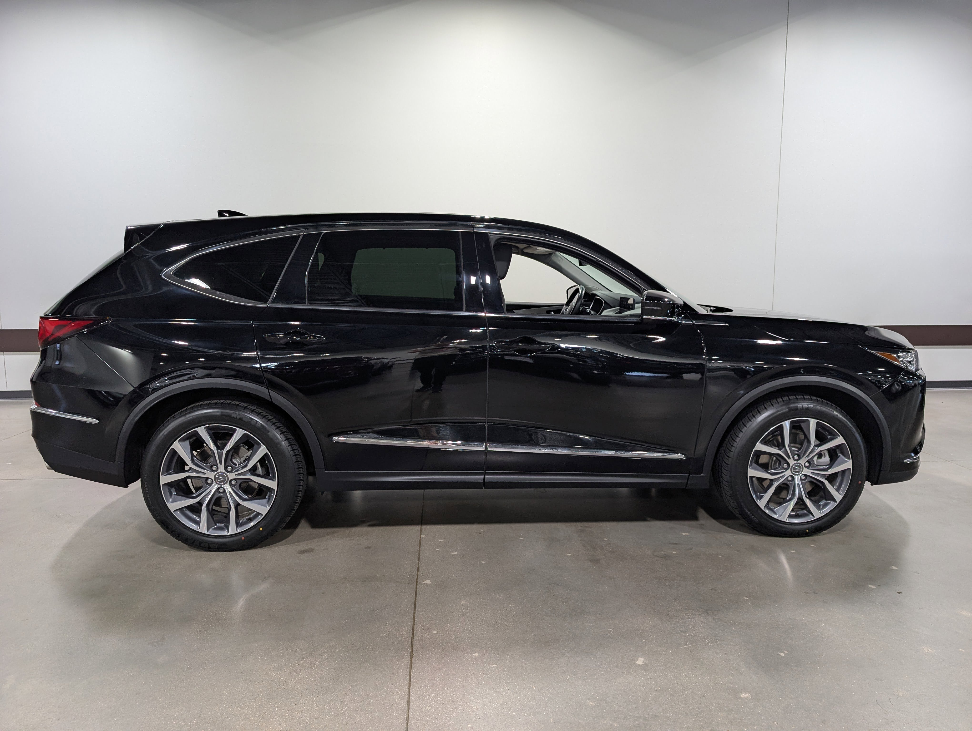 Used 2023 Acura MDX SH-AWD w/ Technology Package image 2