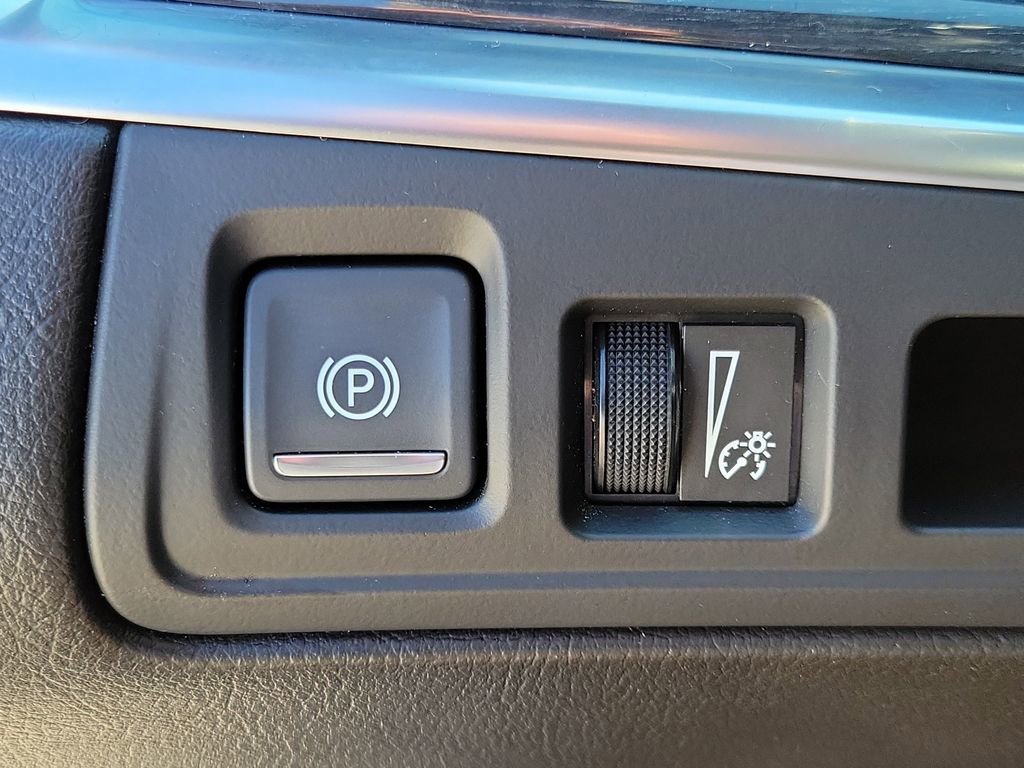 Certified 2022 Cadillac XT5 Premium Luxury w/ LPO, Floor Liner Package FWD image 21