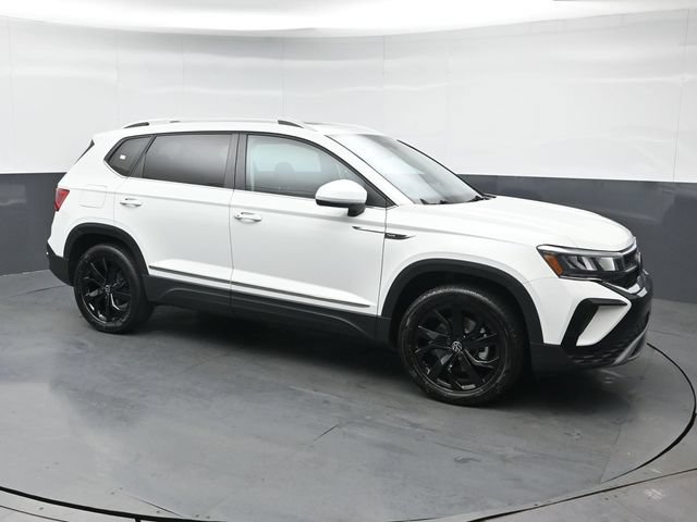 Used 2022 Volkswagen Taos SE w/ Panoramic Sunroof Package AWD/4WD image 7