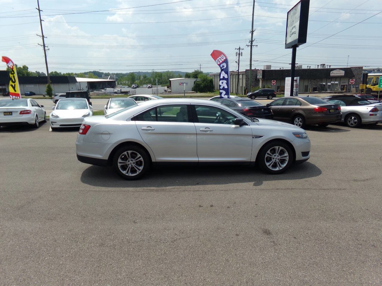 Used 2016 Ford Taurus SE image 3