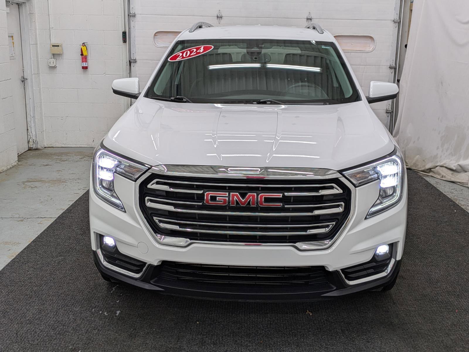 Used 2024 GMC Terrain SLT image 26