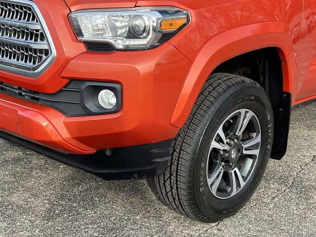 Used 2017 Toyota Tacoma TRD Off-Road AWD/4WD image 8