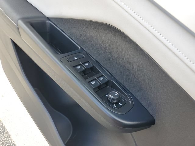 Certified 2025 Volkswagen Taos SE w/ Panoramic Sunroof Package FWD image 36