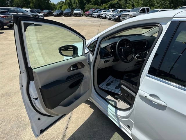 Used 2023 Chrysler Voyager LX FWD image 10