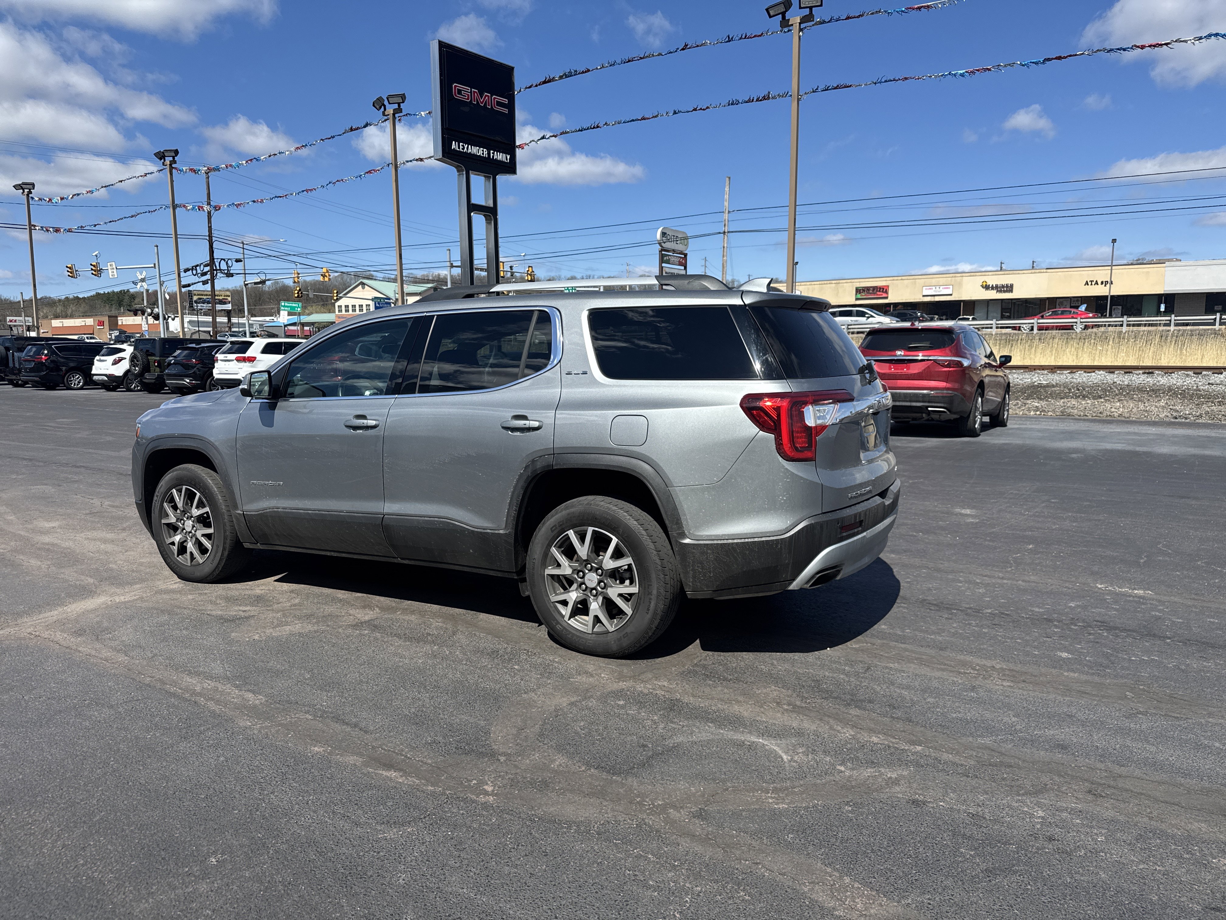 Used 2023 GMC Acadia SLE w/ Driver Convenience Package image 6