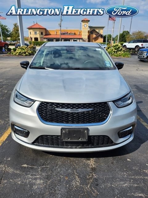 Used 2024 Chrysler Pacifica Touring-L