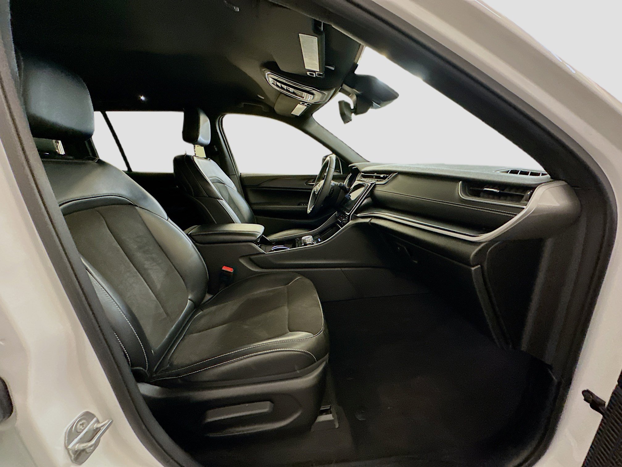 Used 2023 Jeep Grand Cherokee Altitude image 32