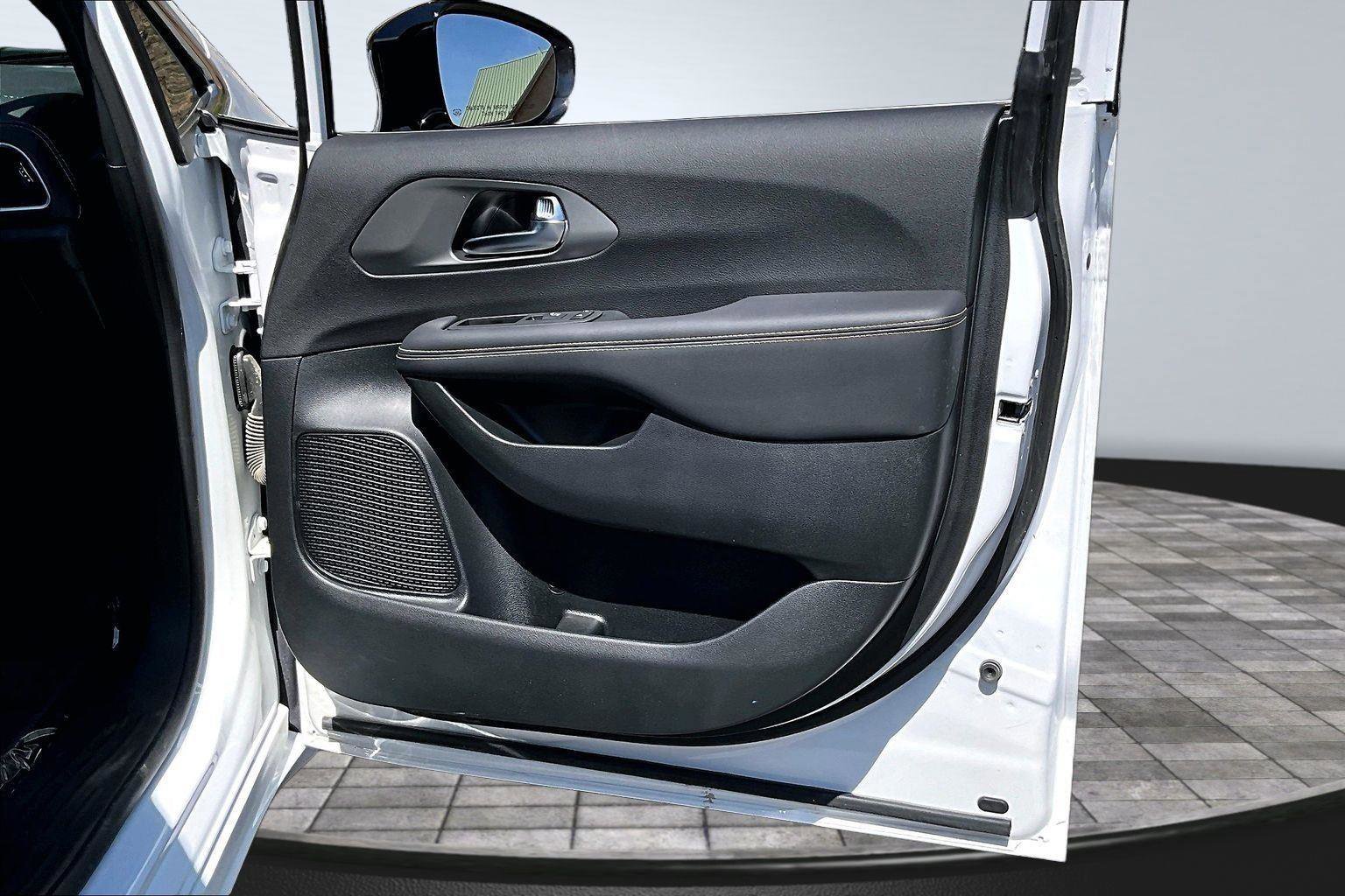 Used 2025 Chrysler Pacifica Select image 25