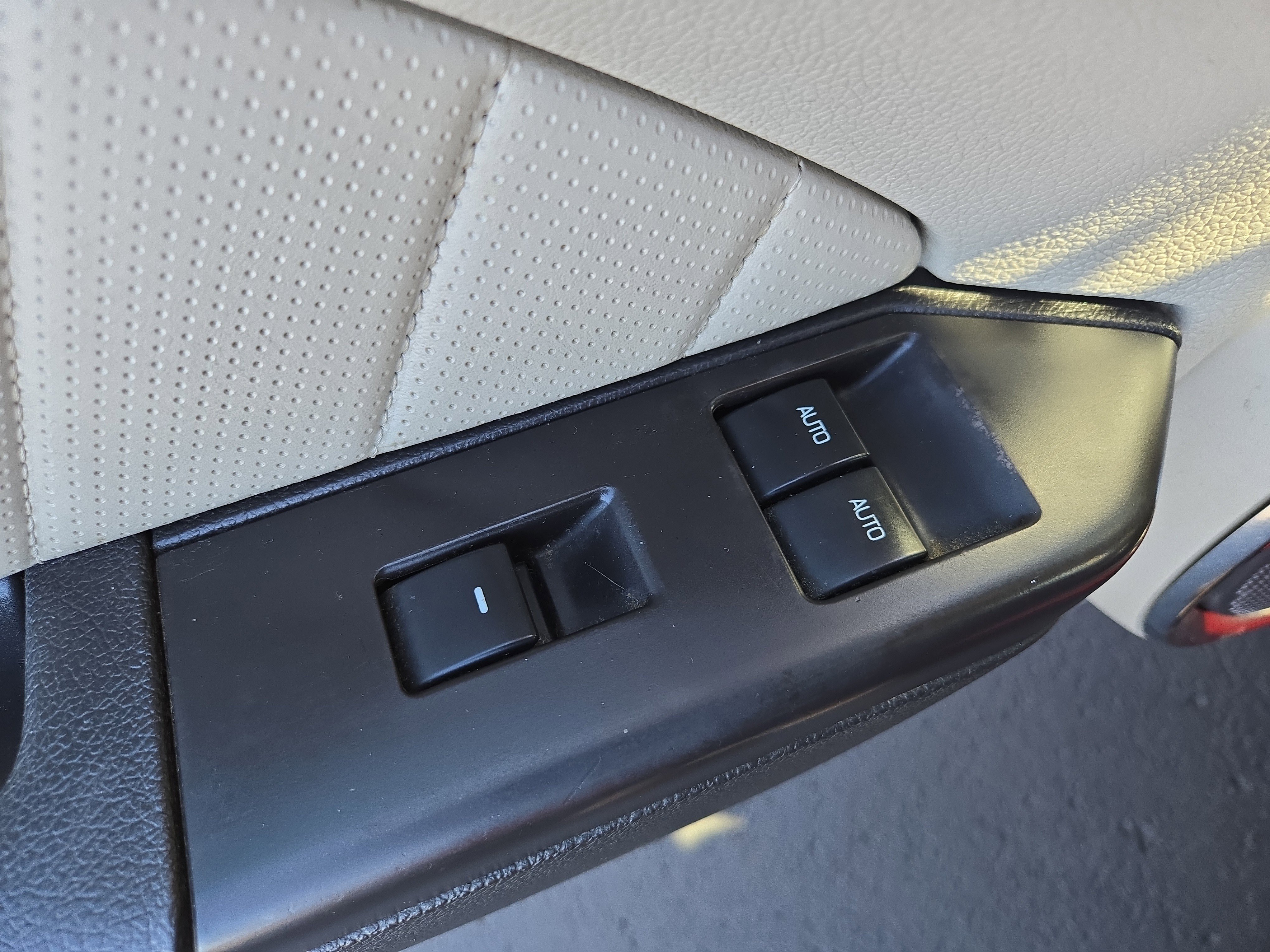 Used 2010 Ford Mustang Convertible image 14