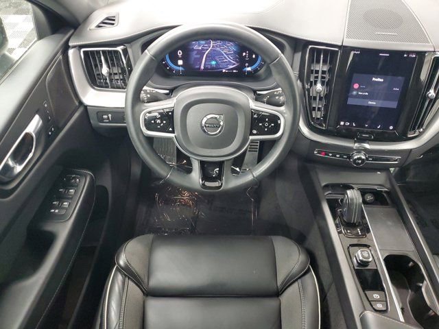 Used 2022 Volvo XC60 B6 R-Design image 10