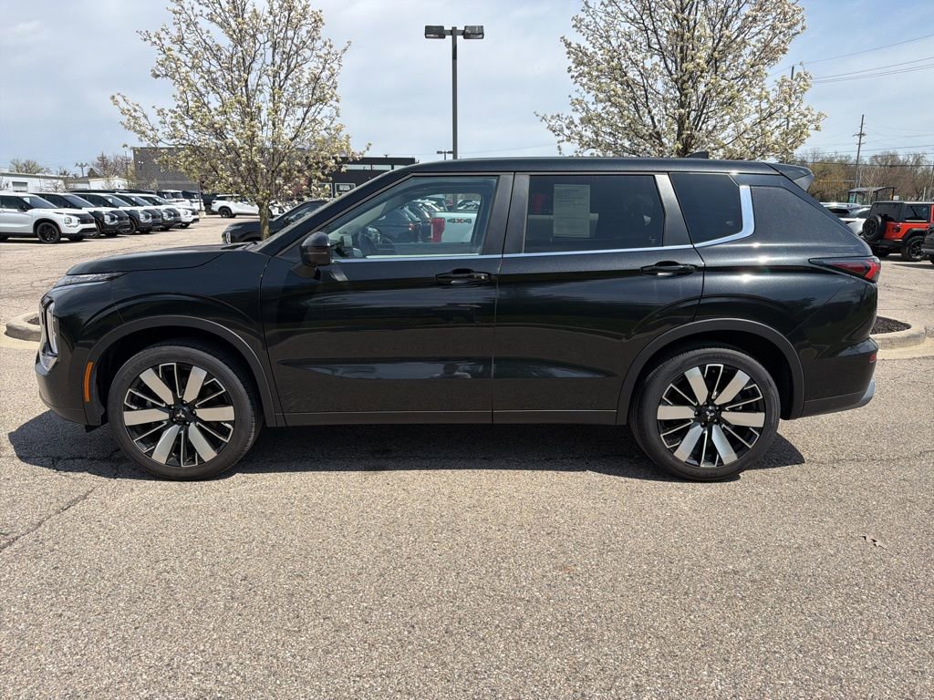 Used 2025 Mitsubishi Outlander SE AWD/4WD image 2
