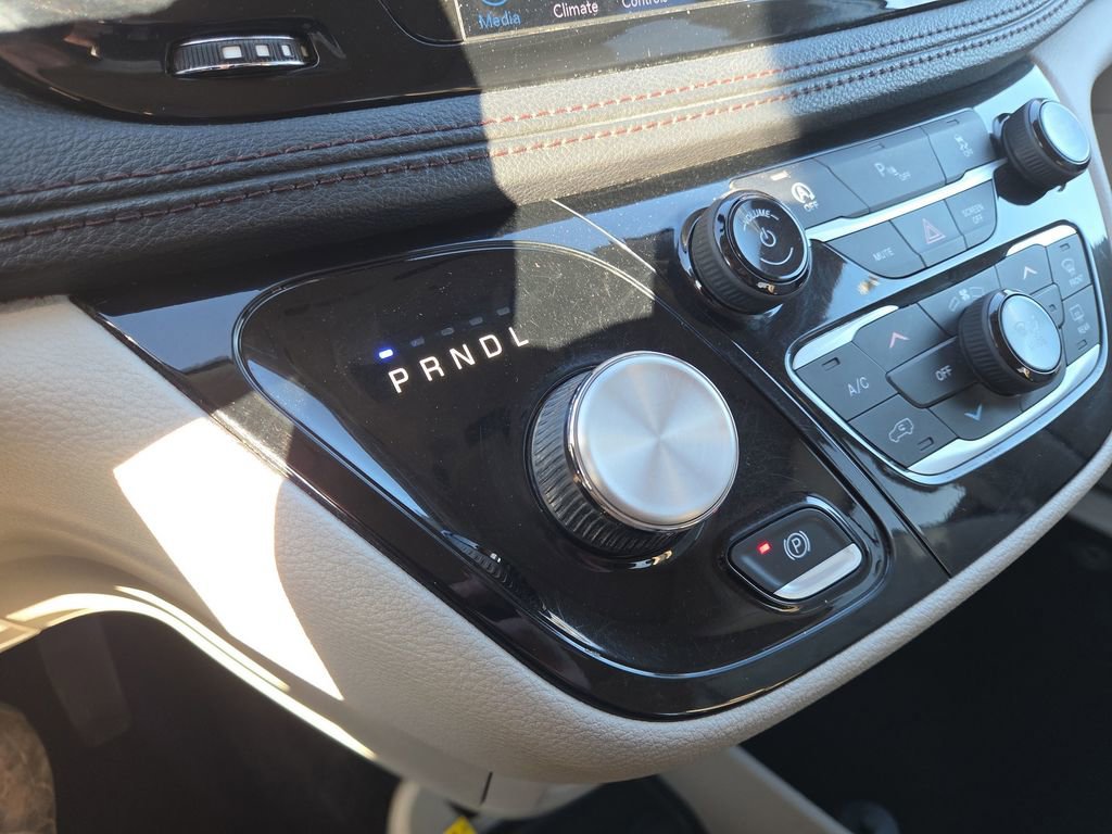 Used 2019 Chrysler Pacifica Limited image 25