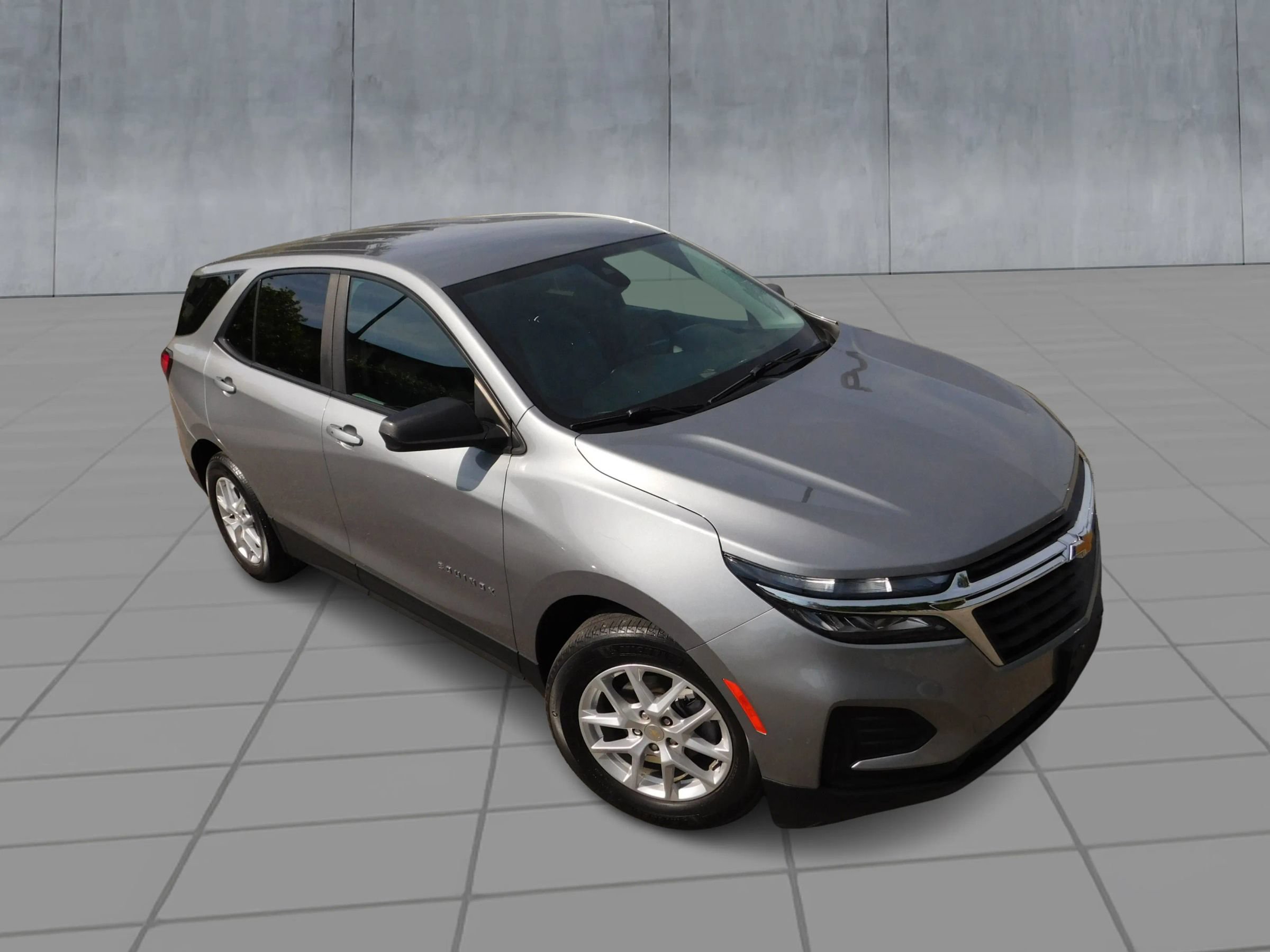 Used 2023 Chevrolet Equinox LS w/ LS Convenience Package FWD image 2