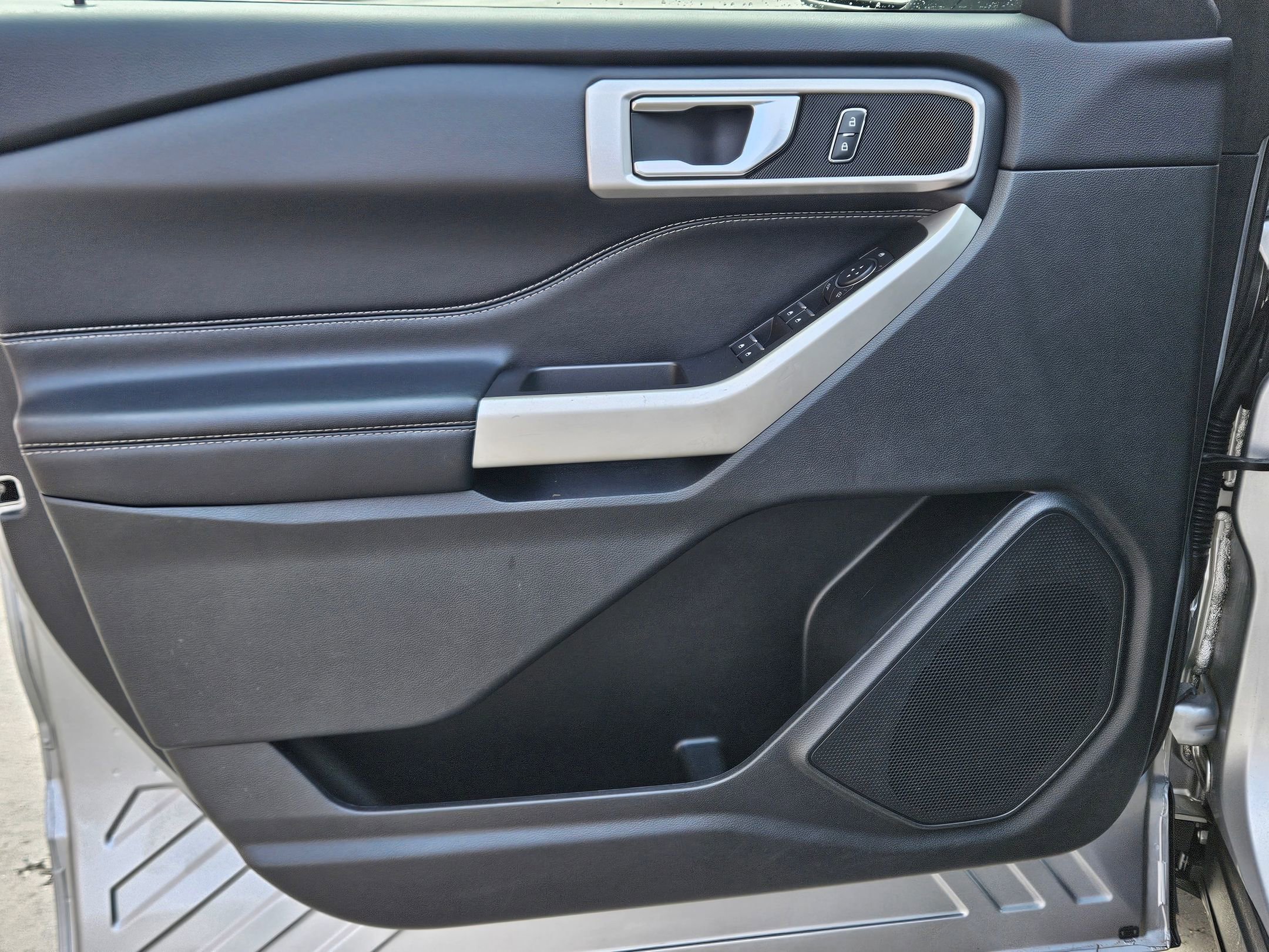 Used 2022 Ford Explorer XLT image 17