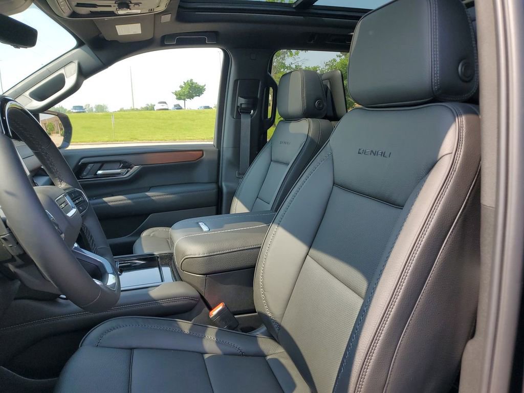 New 2025 GMC Yukon XL Denali w/ Denali Reserve Package image 21