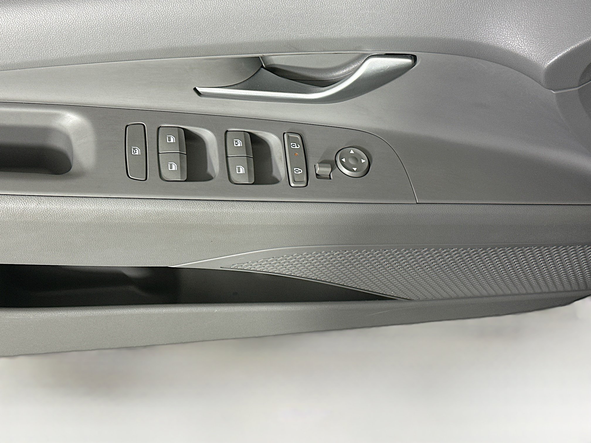 Used 2025 Hyundai Elantra SEL FWD image 14
