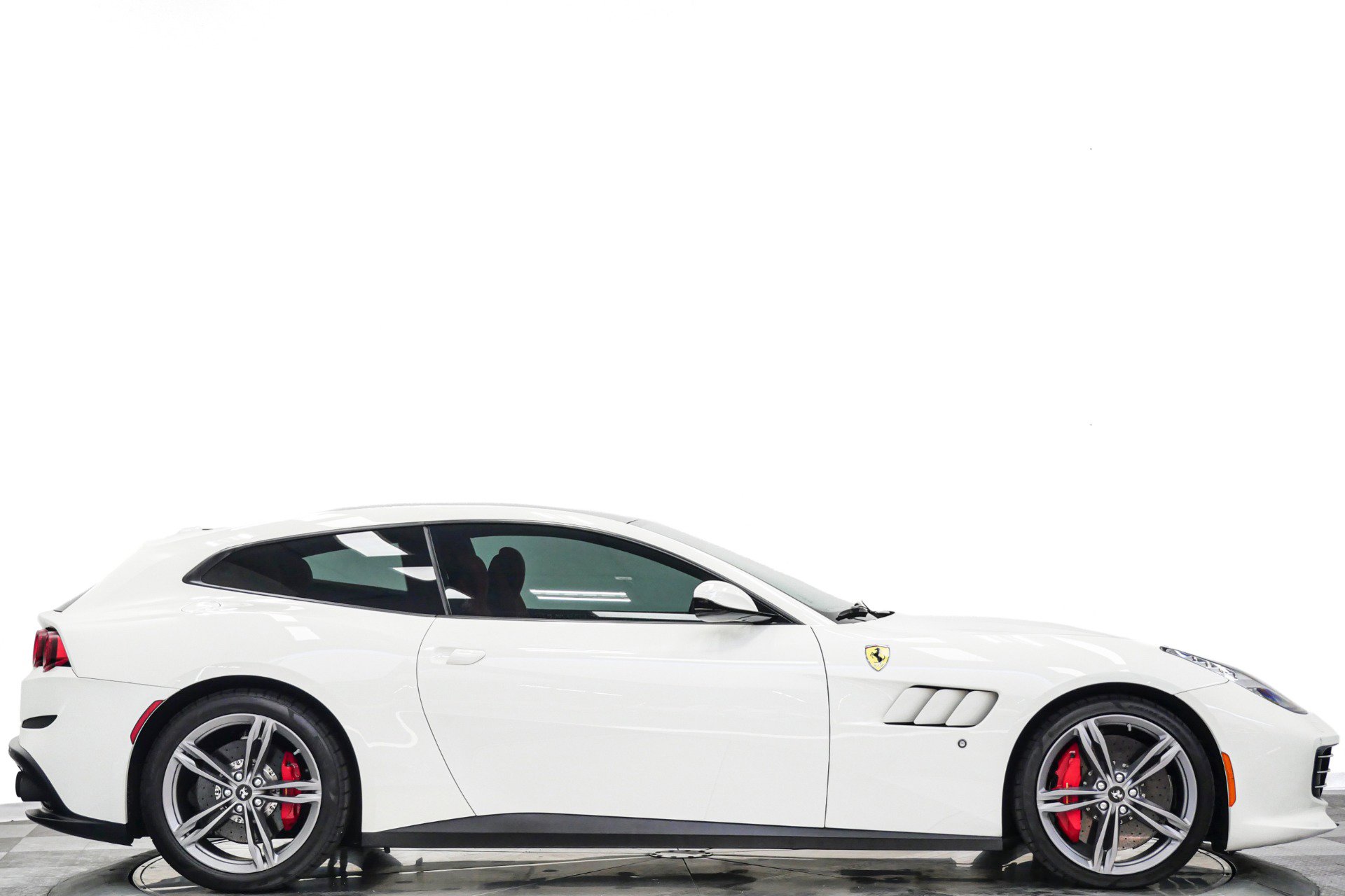 Used 2017 Ferrari GTC4Lusso AWD/4WD image 2