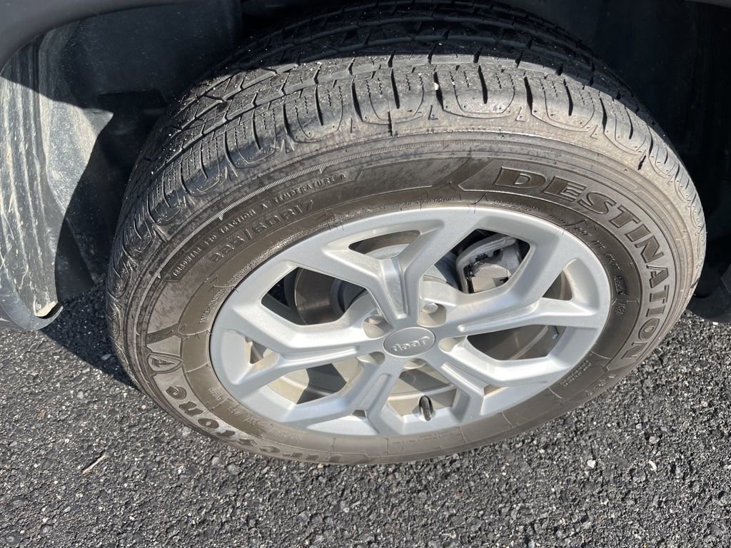 Used 2024 Jeep Compass Latitude image 11