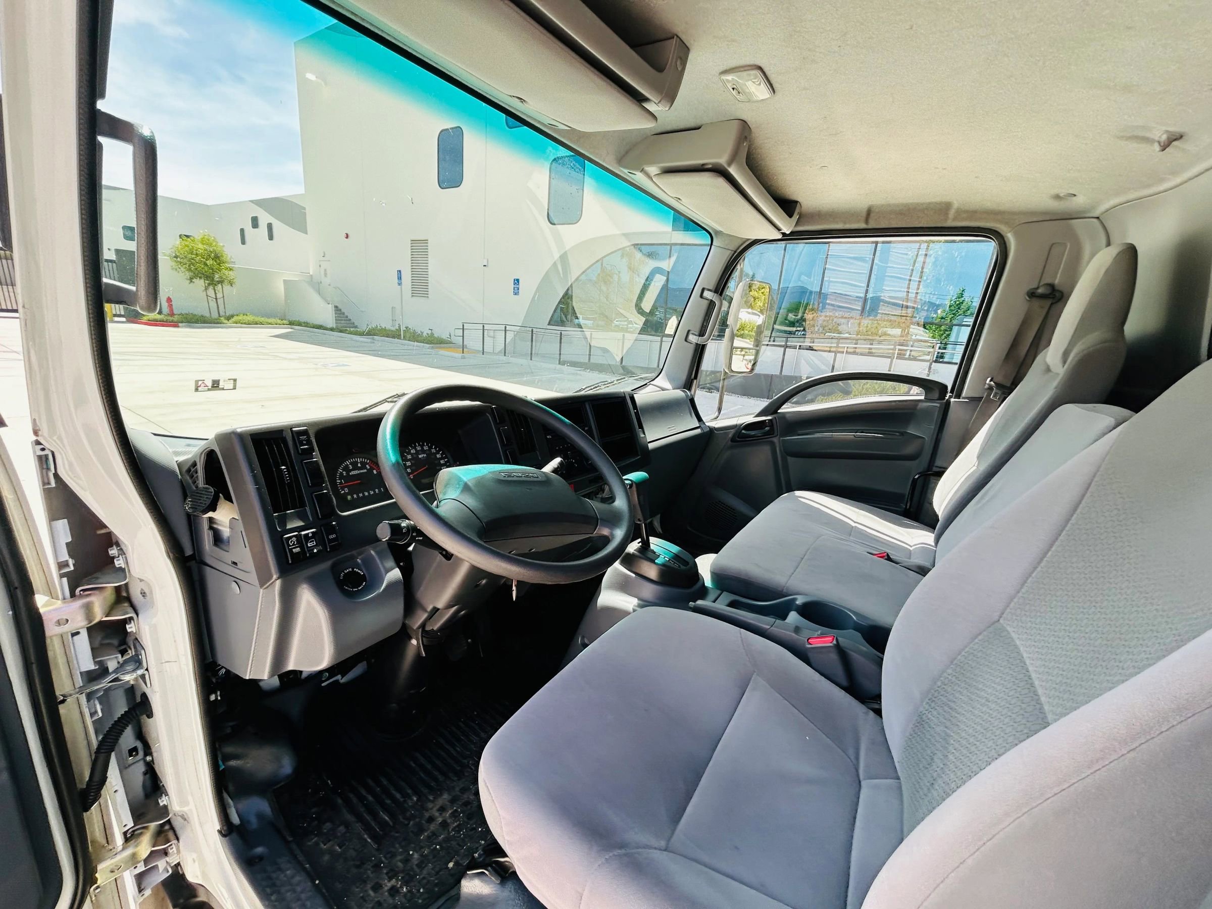 Used 2020 Isuzu NPR RWD image 5