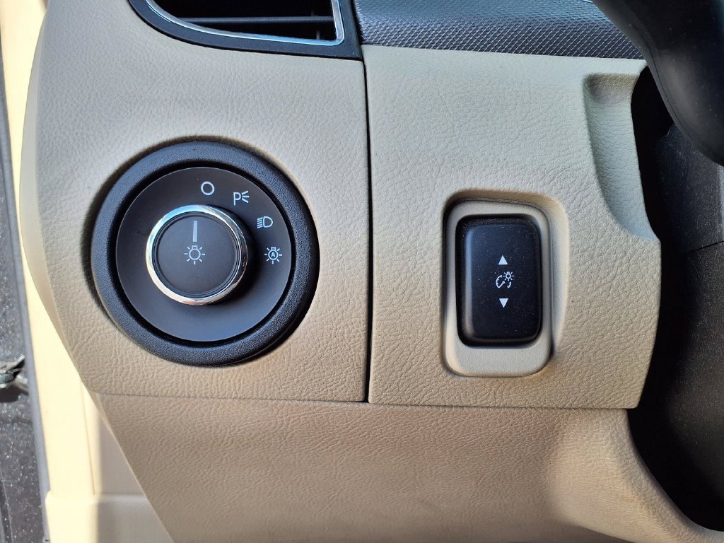 Used 2017 Ford Taurus SE FWD image 28