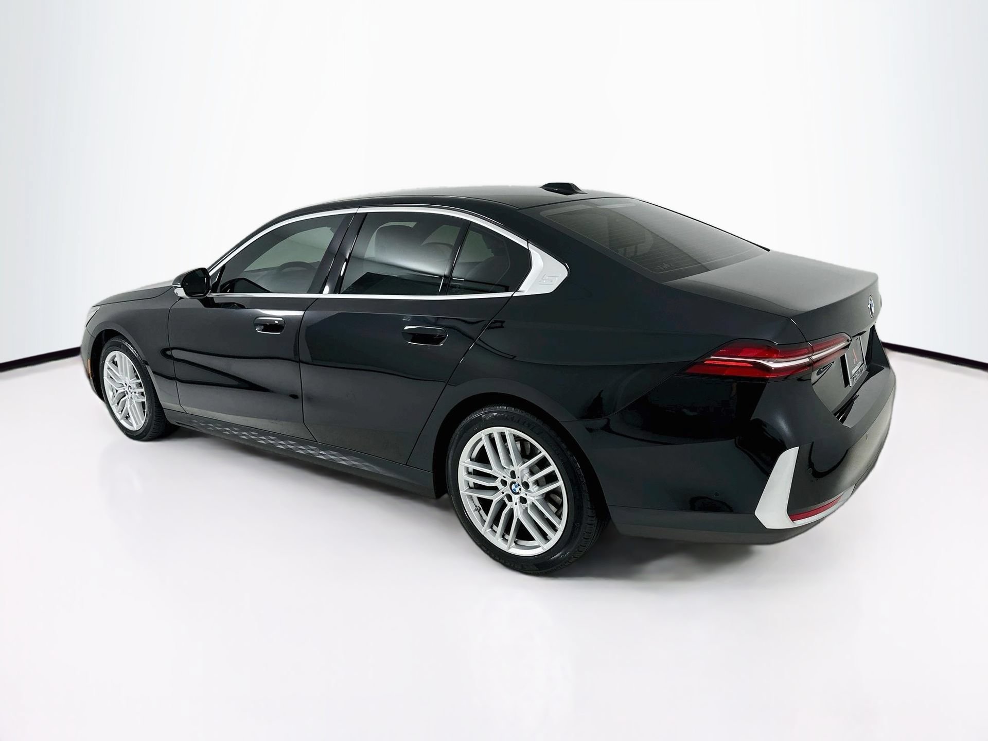 Used 2025 BMW 530i w/ Premium Package RWD image 6